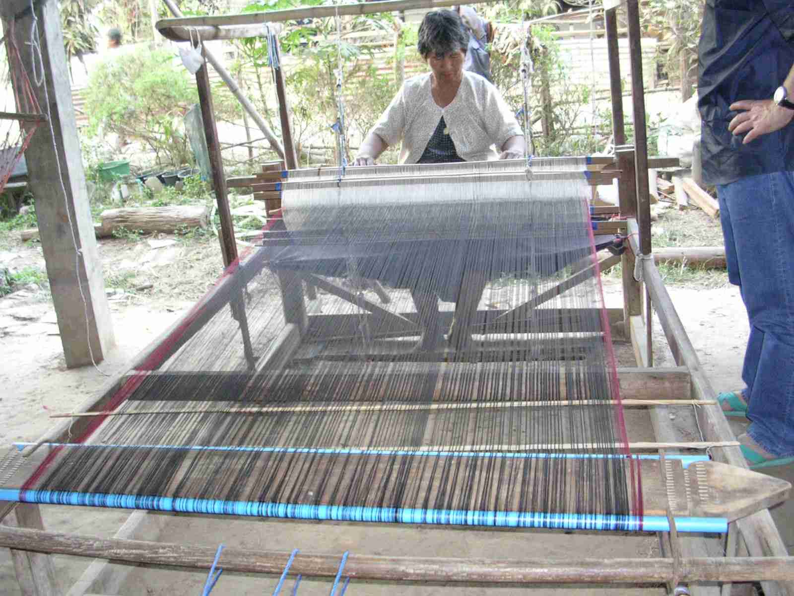 Abb 7: traditionelle Handwebtechnik an einem Handwebstuhl